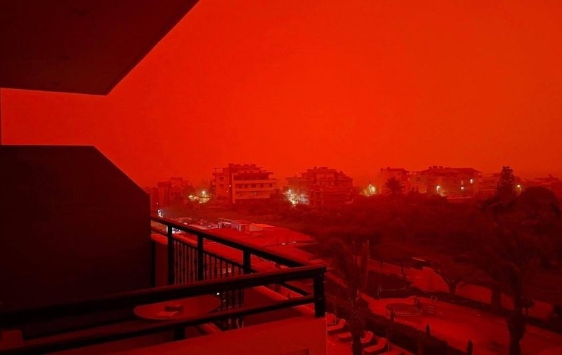 Imagini ca în Apocalipsă pe insula Creta, unde totul s-a colorat în nuanțe de roșu sângeriu