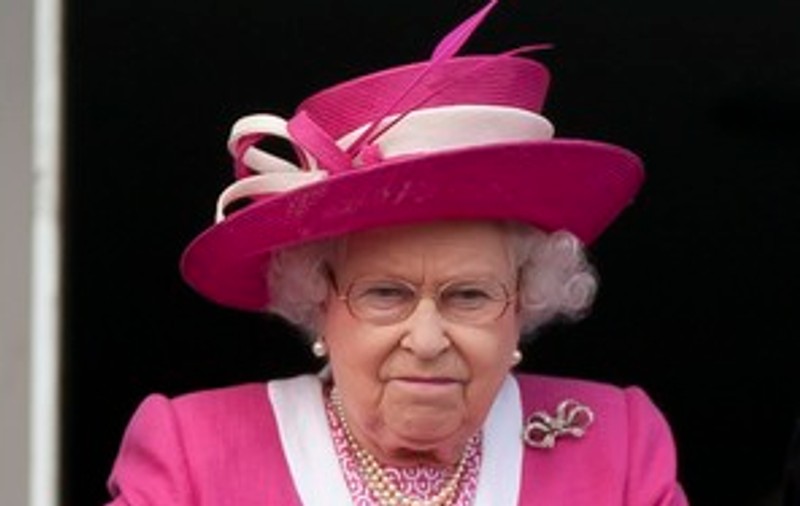 Foto | Regina Elizabeth II, roz ca o bombonică