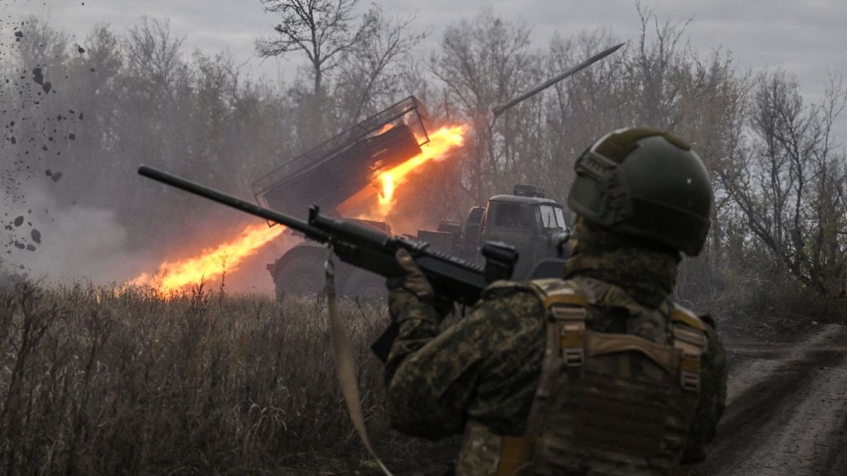 Militari ruși ai Grupului de Forțe Centru trag cu un lansator multiplu de rachete BM-21 Grad către poziții ucrainene din sectorul Pokrovsk, 17 octombrie 2025