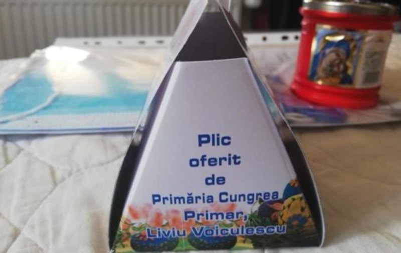 Un primar din Olt a împărțit anafură localnicilor în cutii cu numele lui