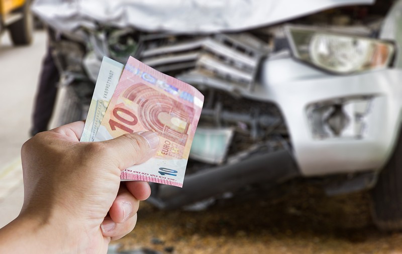 Proces pentru brăileanul acuzat că dădea bani cu camătă și, în același timp, fura zeci de mii de euro și simula un accident rutier pentru a păcăli asigurările