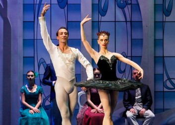 Vlad Mărculescu (stânga) pe scena Operei din Iași | Foto: Opera Iași