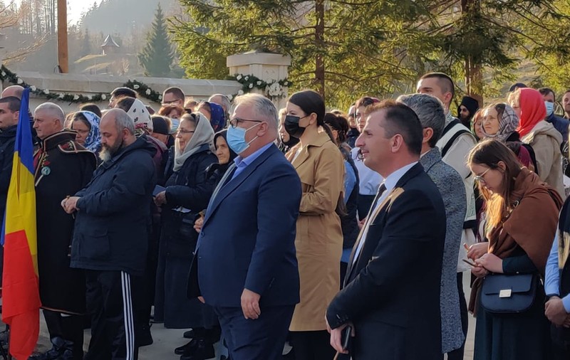 Zeci de persoane care nu poartă mască, la un eveniment organizat de Mănăstirea Putna. Cum explică preoții