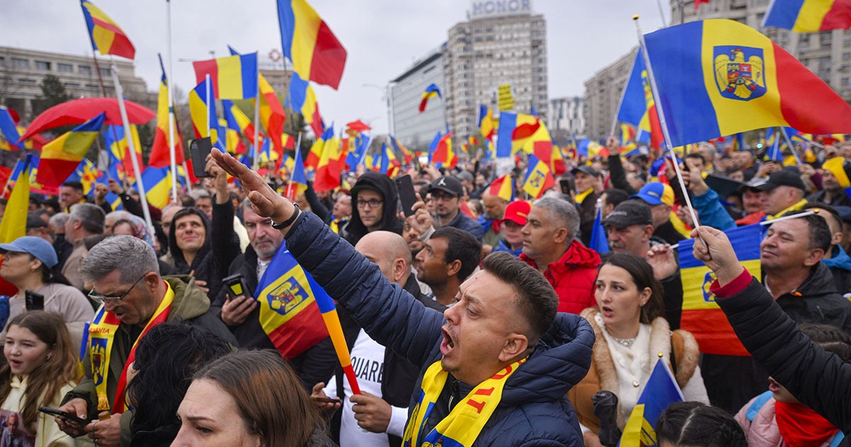 Zeci de persoane participa la un protest