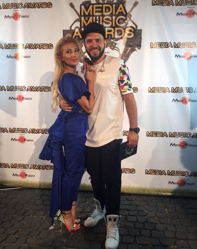 FOTO/ Lora, dezbrăcată în back-stage la Sibiu de iubitul ei. Tot Ghenu a văzut ceea ce visează orice bărbat