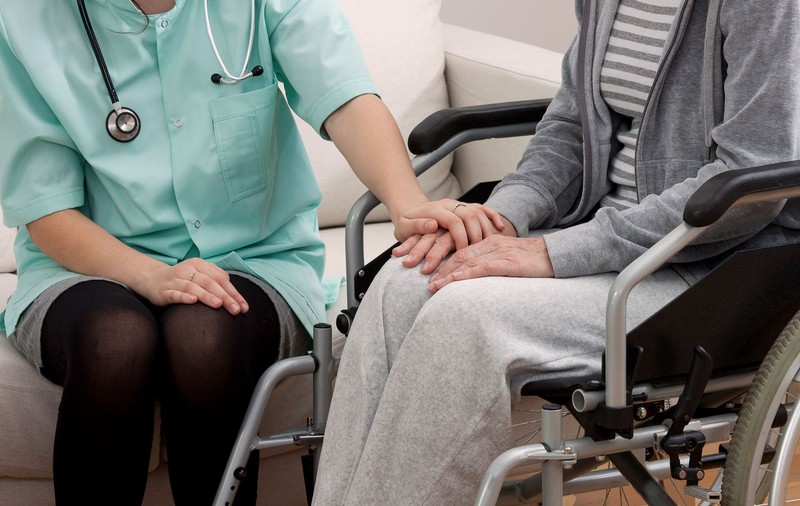 Persoanele cu handicap grav vor putea primi îngrijire și la domiciliul unui asistent personal profesionist