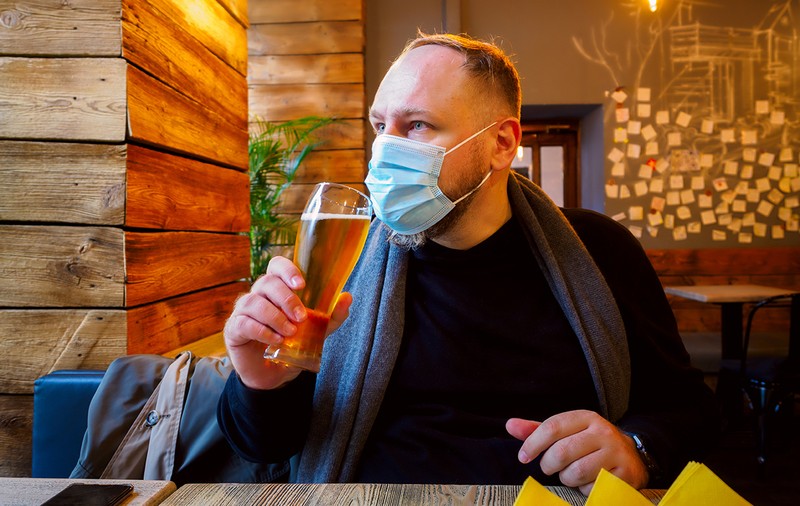 Fără alcool înainte și după vaccinarea anti-COVID, recomandă medicii. Cum poate influența eficiența serului