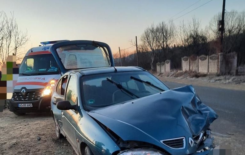 Accident cu patru victime pe un drum din Argeș, în care au fost implicate trei mașini