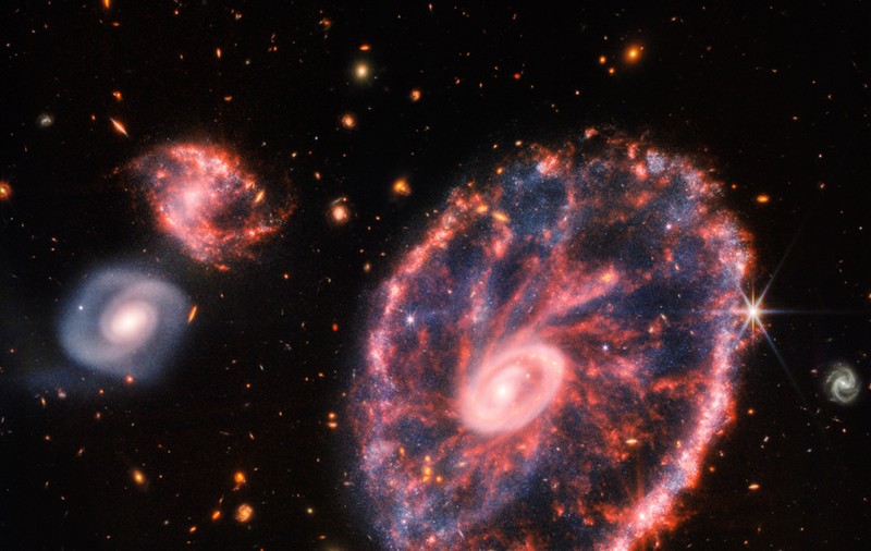 Imagine spectaculoasă cu galaxia „Roata de car”, aflată la 500 de milioane de ani-lumină