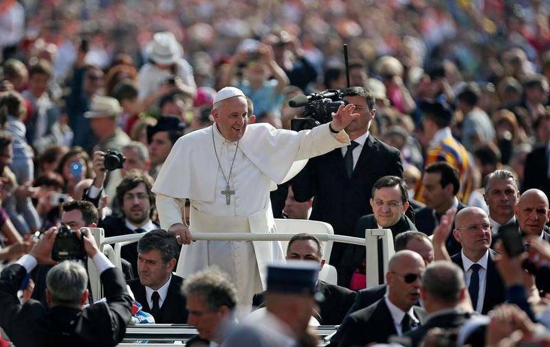 iPad-ul Papei Francisc, scos la LICITAȚIE