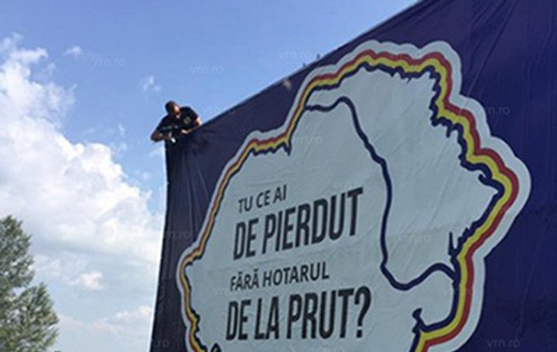 Panou pentru unirea României cu Republica Moldova, în Vama Albița. “Tu ce ai de pierdut fără hotarul de la Prut?”