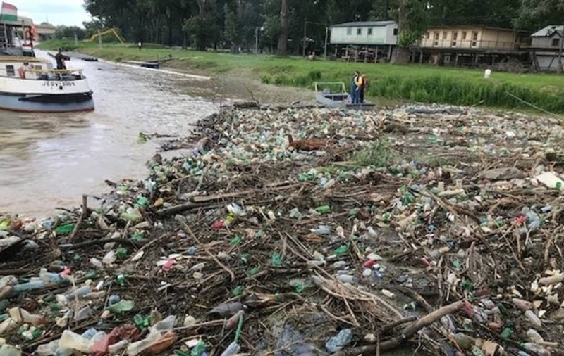 Oficiali maghiari acuză România și Ucraina că trimit „covoare” de deşeuri de plastic în Ungaria