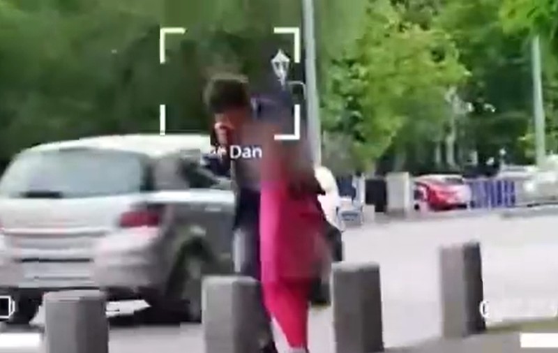Nicușor Dan, după ce a fost filmat traversând strada prin loc nepermis, cu fetița în brațe: „Am deranjat grupuri de interese”