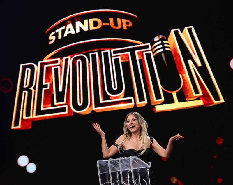 Amna și Piticu, la „Stand-Up Revolution”. Cântăreața le-a lansat juraților o provocare muzicală, iar artistul le-a făcut un dans surpriză