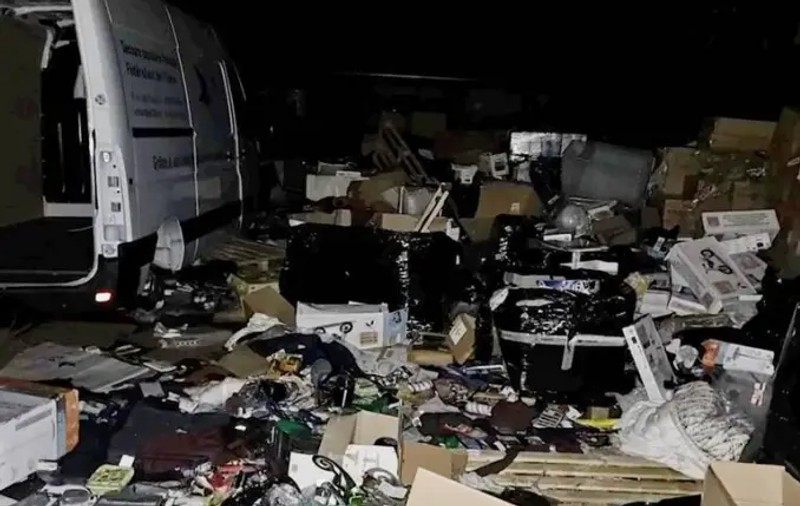 Un român a distrus ce n-a putut fura dintr-un depozit plin cu donații al unei asociații umanitare din Franța. Paguba e de 400.000 de euro