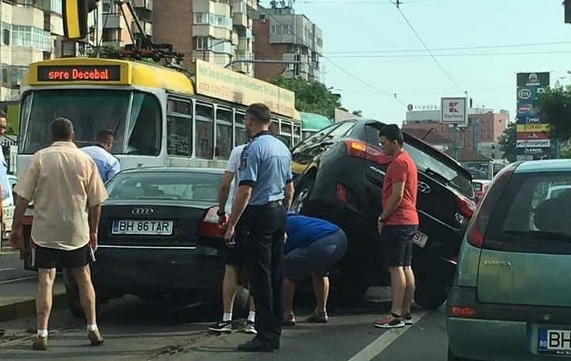 Accident spectaculos cu patru mașini în Oradea. Un Hyundai s-a urcat peste un Audi