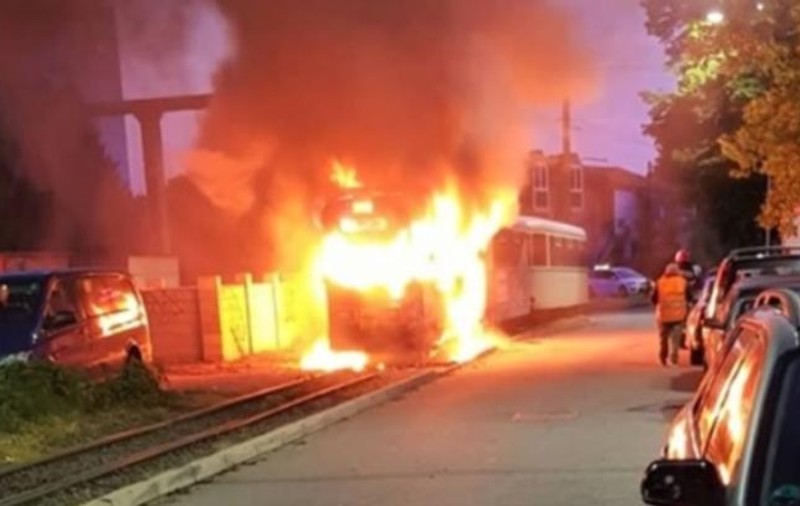 Un tramvai a luat foc în trafic, la Arad. Nu au fost persoane rănite