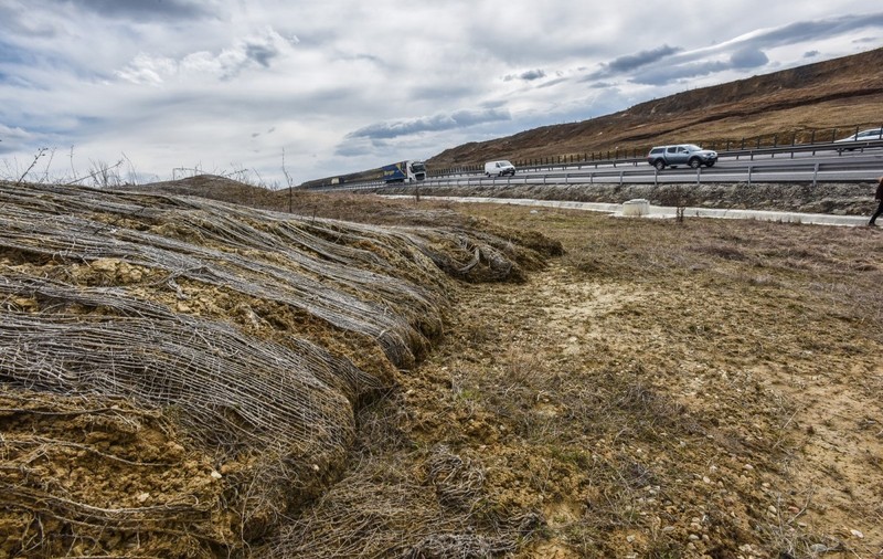 Alunecările de teren de pe autostrada Sibiu-Orăștie nu reprezintă un pericol. Specialiștii CNAIR pun fenomenul pe seama vremii
