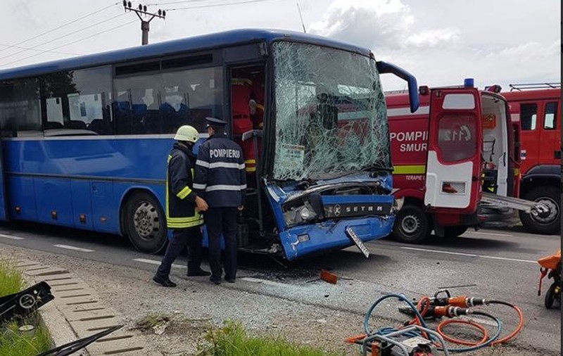 Accident între un camion și un autobuz plin cu muncitori, în Baia Mare. Cinci persoane au fost rănite