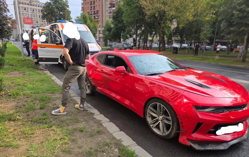 Un șofer de Chevrolet, care făcea jaloane pe o stradă din Alba Iulia, a spulberat două femei aflate pe trotuar