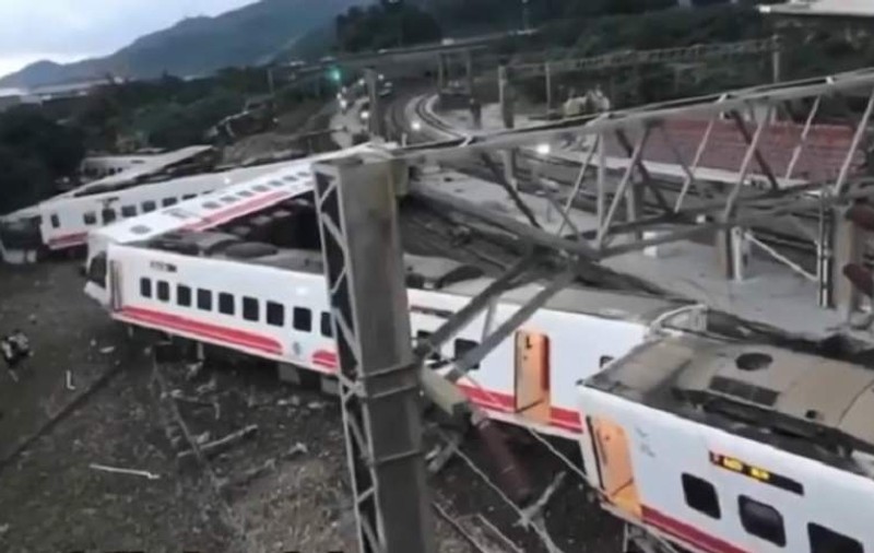 Tren deraiat în Taiwan. Cel puţin 17 oameni au murit şi peste 120 au fost răniţi