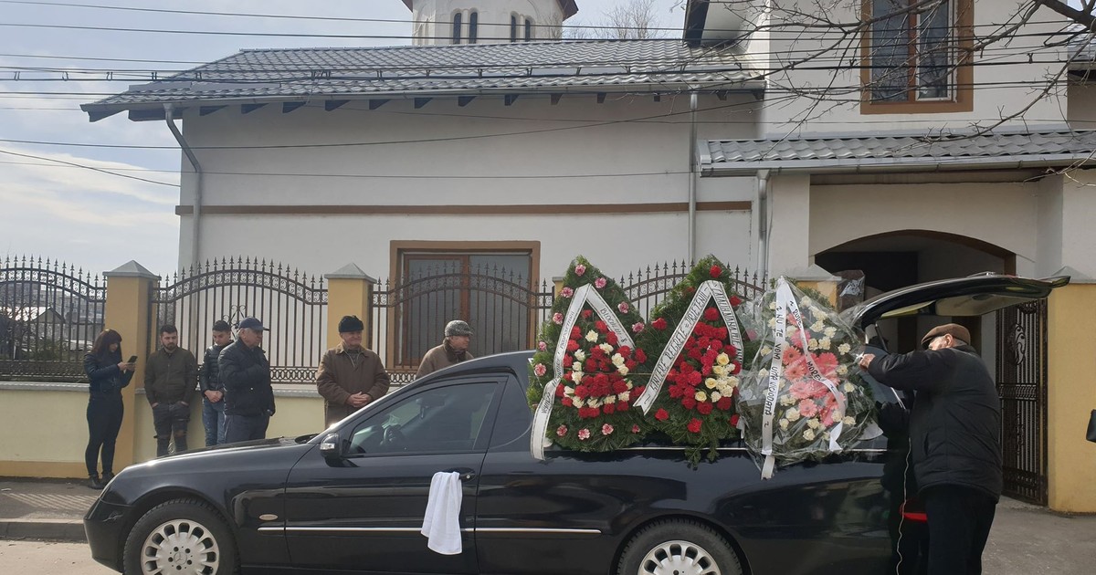 Valentina, fata ucisă de fostul iubit, condusă pe ultimul drum. Ce povestesc prietenii tinerei despre petrecerea din noaptea crimei