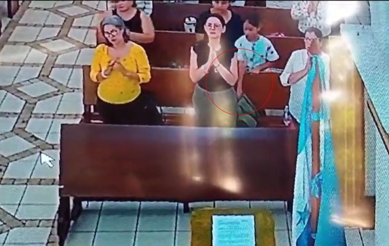 O fetiță este surprinsă când fură portofelul unei enoriașe, în timpul liturghiei, într-o biserică din Honduras. VIDEO