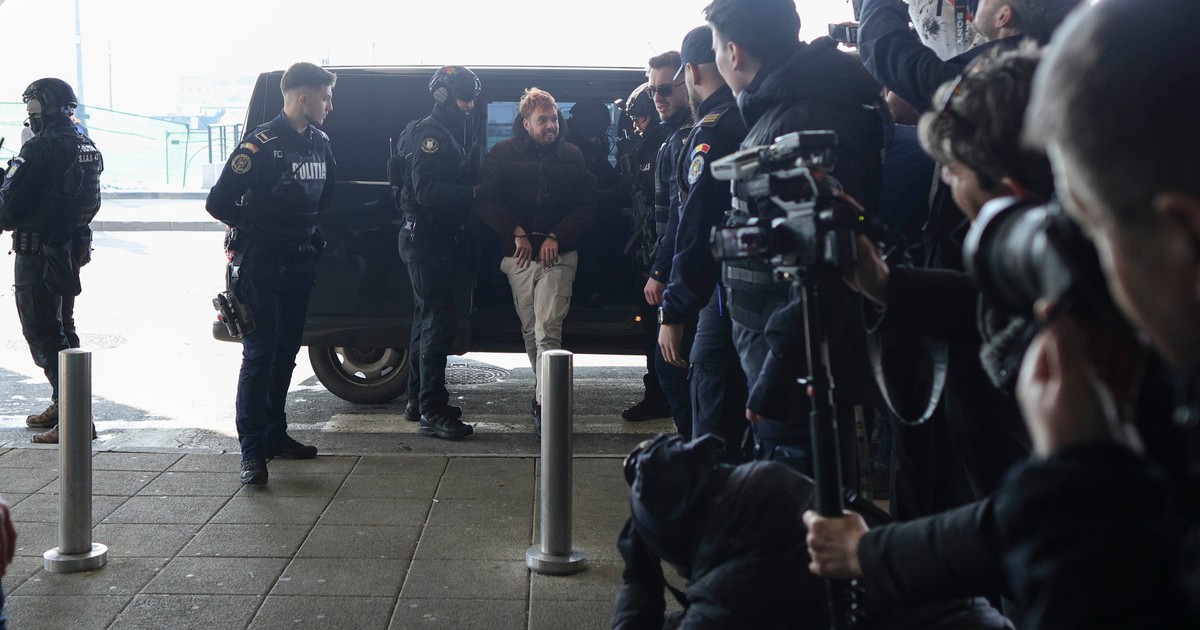 Mohamed Amra înconjurat de polițiști.