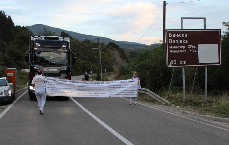Tensiuni în Balcani. Kosovo închide două puncte de trecere a frontierei cu Serbia, după ce protestatari sârbi au blocat parțial drumurile
