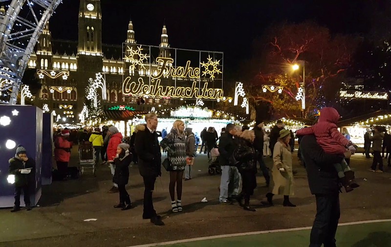 VIDEO|Târgul de Crăciun din Bucureşti, mai spectaculos decât cel din Viena? Cu ce se diferenţiază târgul amenajat în Capitala României