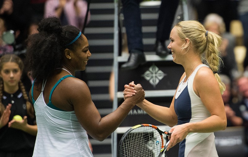 Serena Williams, învinsă de Caroline Wozniacki într-un meci demonstrativ
