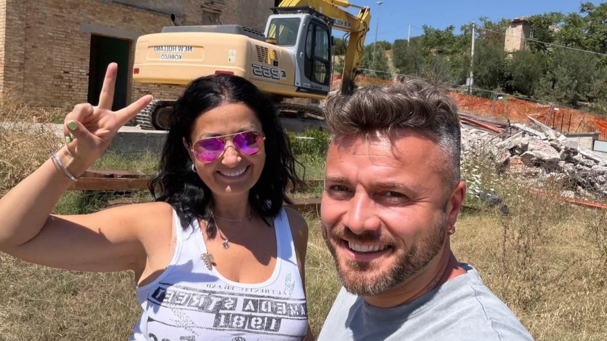 Gabriela Cristea și Tavi Clonda pe șantierul casei din Italia | Foto: Facebook