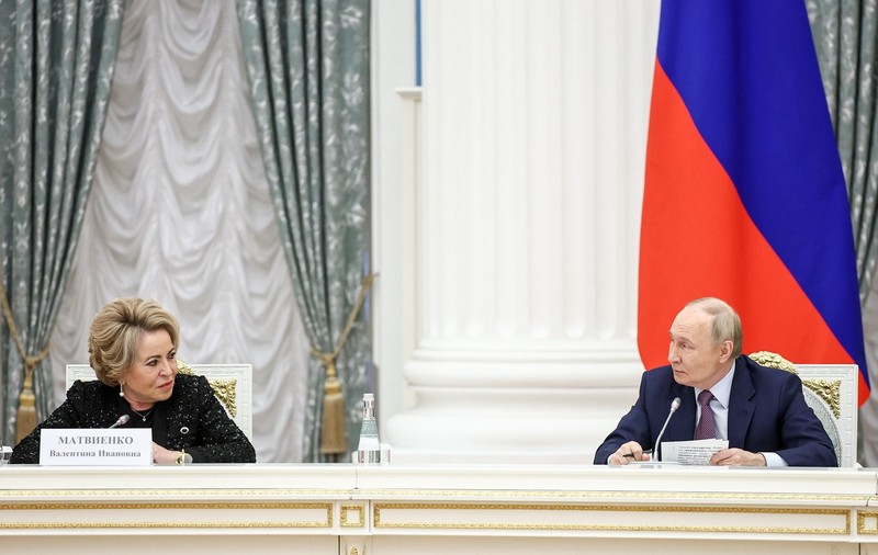 Vladimir Putin le-a trasat rusoaicelor o „normă” de copii și le-a transmis să nu amâne momentul să devină mame: „Familiile de țărani aveau câte zece membri”