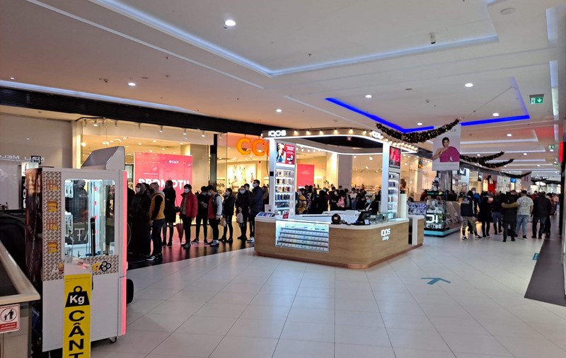 Coadă la mall, în Târgu Jiu. Oamenii au așteptat și o oră să intre în magazine