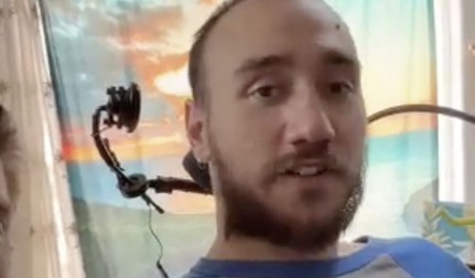Noland Arbaugh, primul pacient care a luat parte la studiul clinic pe oameni care testează dispozitivul Neuralink al lui Elon Musk, care este paralizat de la a patra vertebră a gâtului în jos în urma unui accident Sursă foto_ Hepta Photo, Ferrari Press Agency _ Neuralink