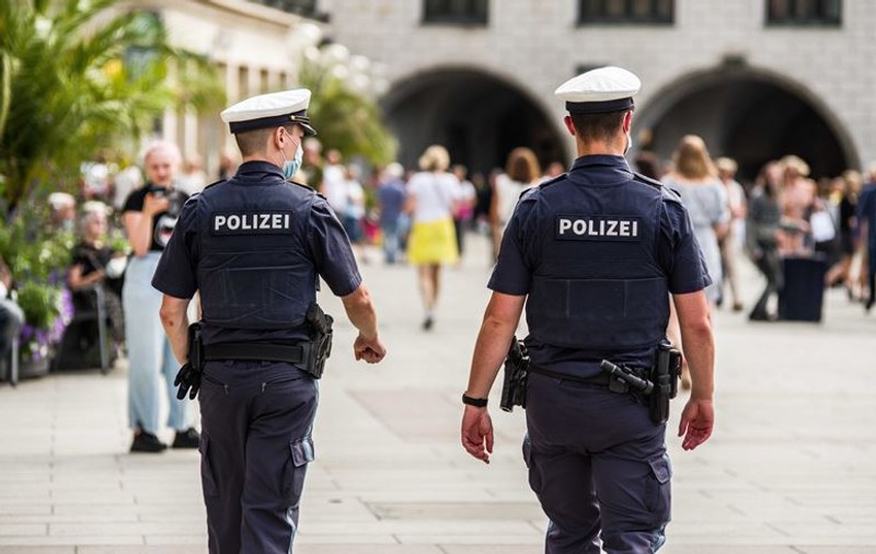 Un grup de români a luat cu asalt o secție de poliție din Germania, încercând să elibereze un tânăr acuzat de viol