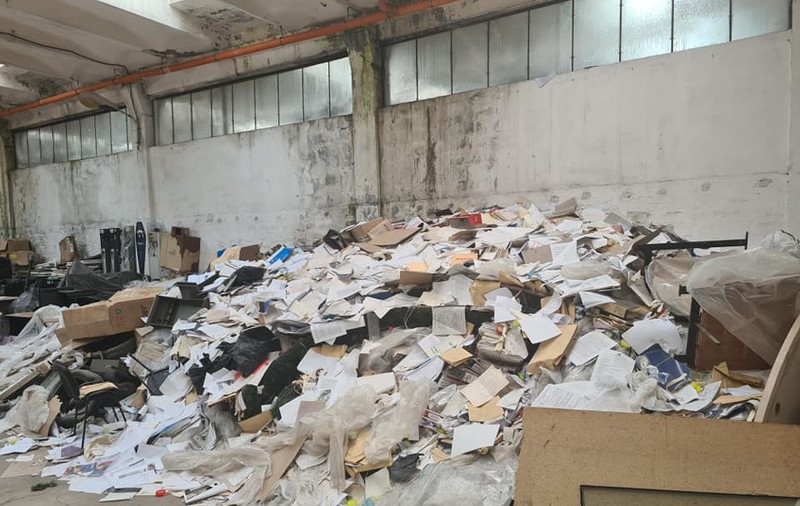 Documente de arhivă ale oraşului Constanța, aruncate la grămadă într-o hală din autobază. Explicațiile primarului