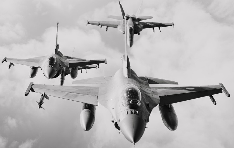 Incendiile forțează Grecia să-și mute avioanele F-16 după ce un depozit de muniții a fost cuprins de flăcări