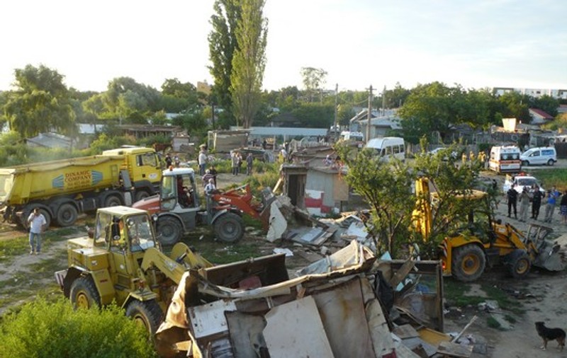 Foto | Iată imagini de la demolarea mini-cartierului din Baicului!