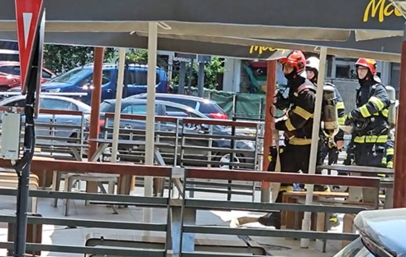 Incendiu la McDonald's în București. Un angajat s-a urcat pe acoperiș înainte să vină pompierii: „Merită un McPuișor"