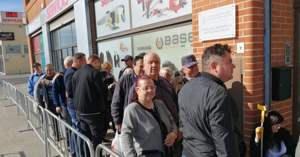 Românii așteaptă la coadă să se deschisă secția de votare de la Consulatul României de la Castellon de la Plana, din Spania