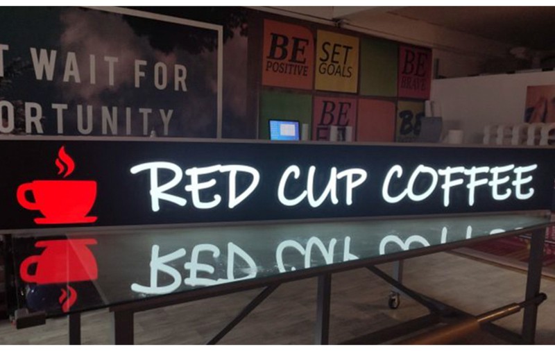 Firmele luminoase din plexiglas – eleganță, durabilitate și vizibilitate pentru orice tip de brand