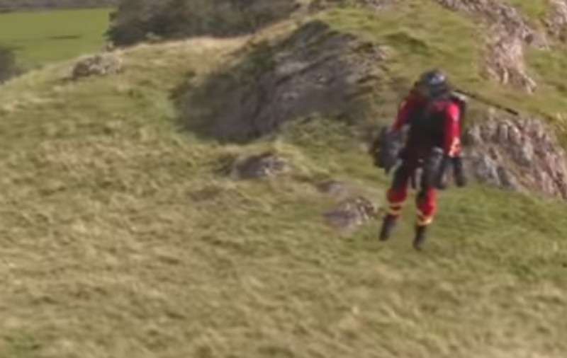 VIDEO | Primul “paramedic jet suit” din lume a fost testat. Costumul care-i ajută pe medici să zboare peste munți ar putea salva vieți﻿