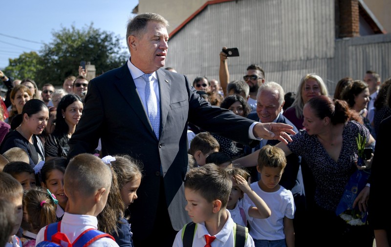 Președintele Iohannis a băgat părinții și profesorii în ceață, greșind total calculele pentru redeschiderea școlilor!