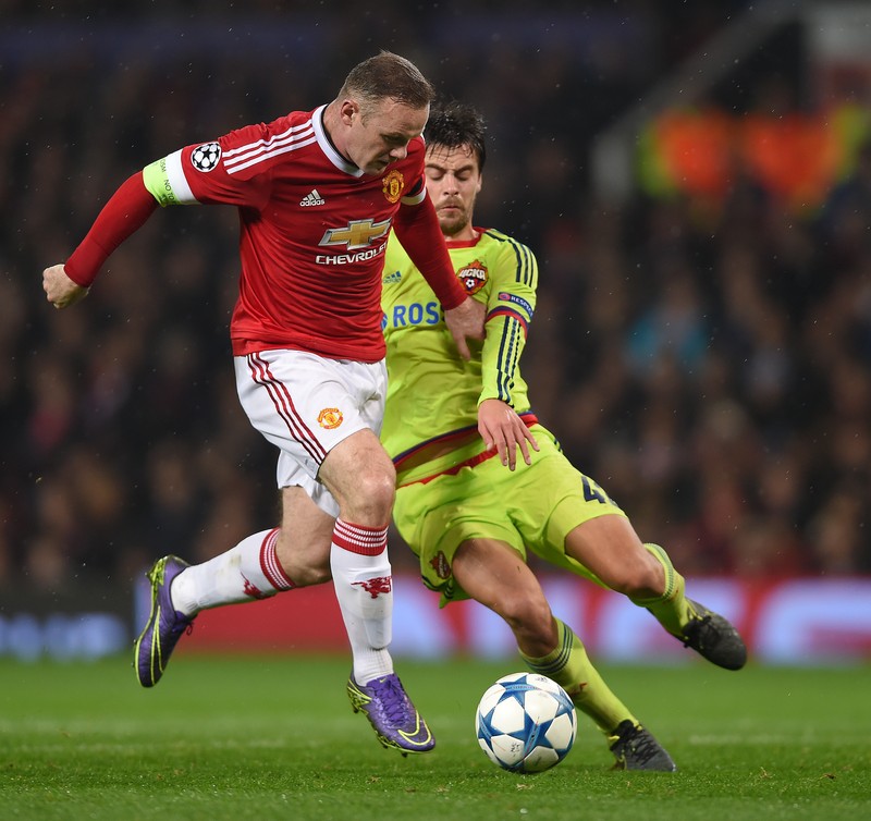 epa05009706 CSKA Moscow's Georgi Schennikov (R) in action with Manchester United's Wayne Rooney (L) during the UEFA Champions League Group B soccer match between Manchester United and CSKA Moscow held at the Old Trafford in Manchester, Britain, 03 November 2015. EPA/PETER POWELL