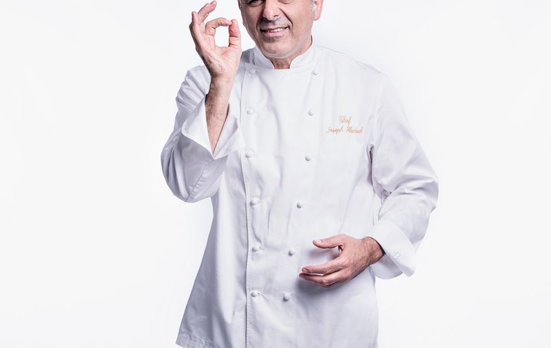 Daniela, fiica mai mare a lui Chef Hadad, pregătește dulciuri, după caietul mamei sale