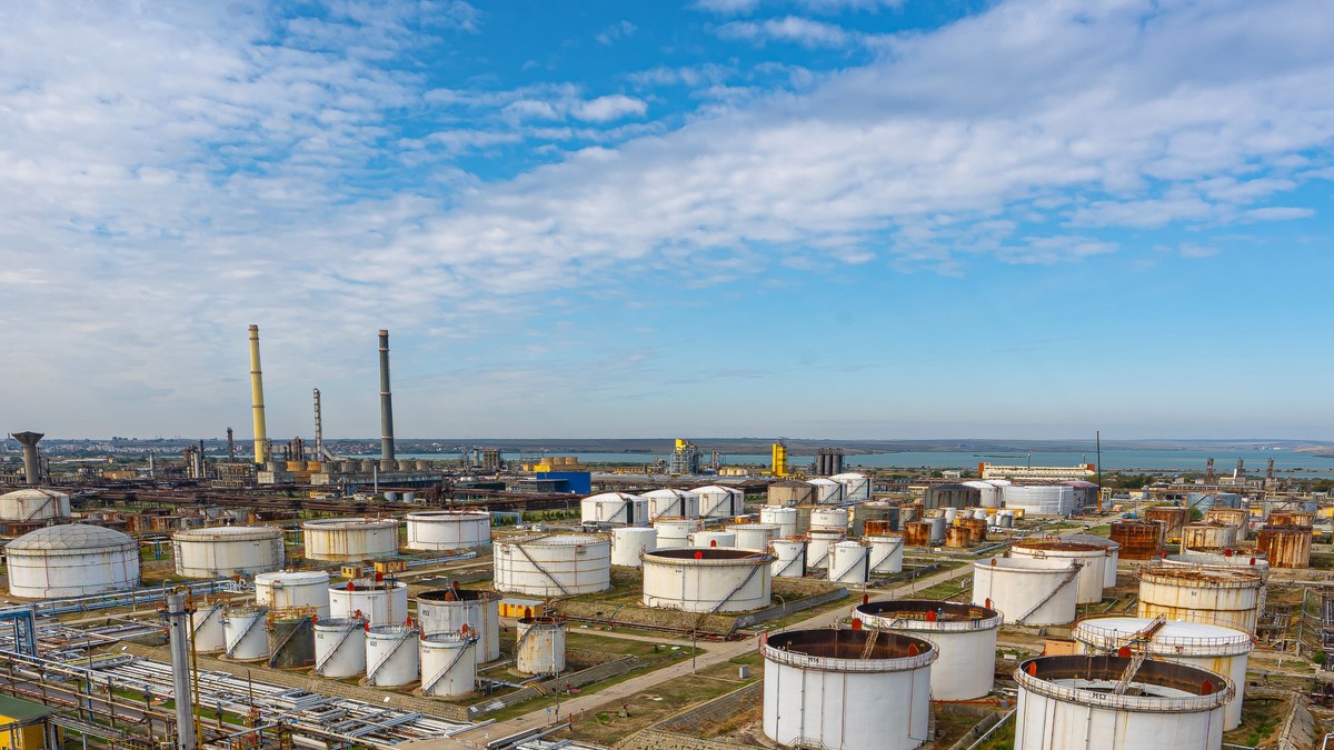 Relațiile dintre România și Iran, de-a lungul timpului: noi le-am electrificat o parte din țară, ei ne-au scufundat o navă. Rafinăria Petromidia a fost construită pentru a procesa țiței iranian