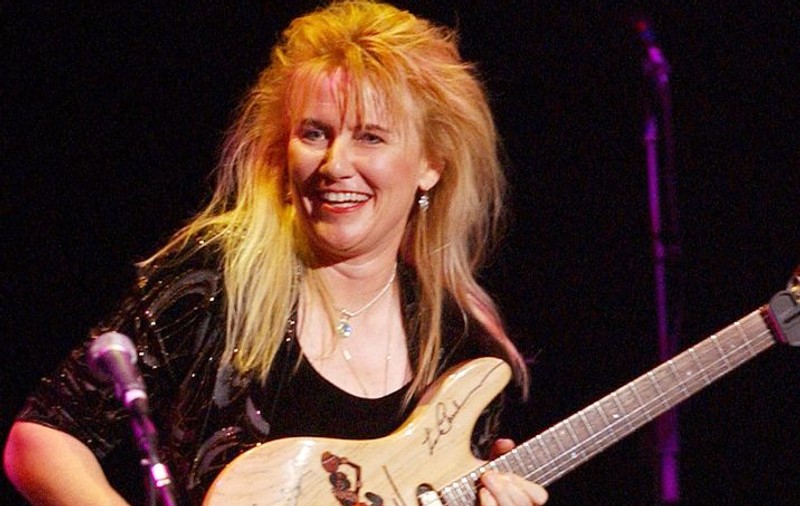 Jennifer Batten, chitarista lui Michael Jackson, vine în România