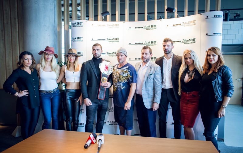 GALERIE FOTO / Elveţienii au cerut "fete de ring" din România pentru o gală. Arată DEMENŢIAL