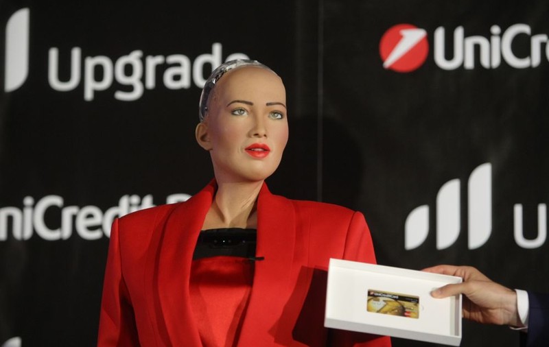 VIDEO | Robotul Sophia, care amenința că distruge omenirea, a primit, în premieră mondială, un card de credit